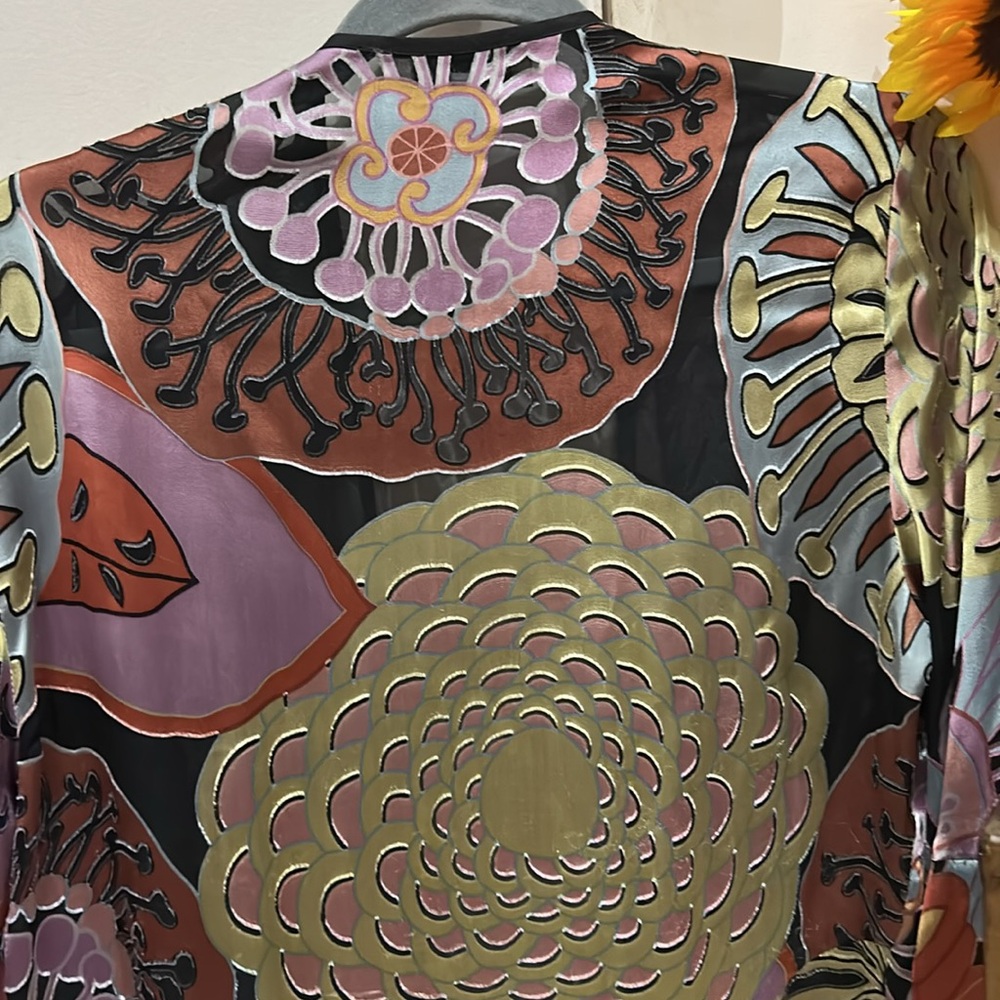 Beautiful artsy silk kimono.Will dress up sny outfit lightweightgreat traveling. - Picture 5 of 16